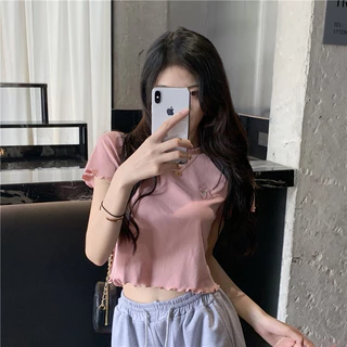 เสื้อครอปผู้หญิง คอกลมแขนสั้น เสื้อเบบี้ทรี ปักลายสตอเบอร์รี่ แต่งขอบหยัก สไตล์น่ารัก แมชท์ง่าย