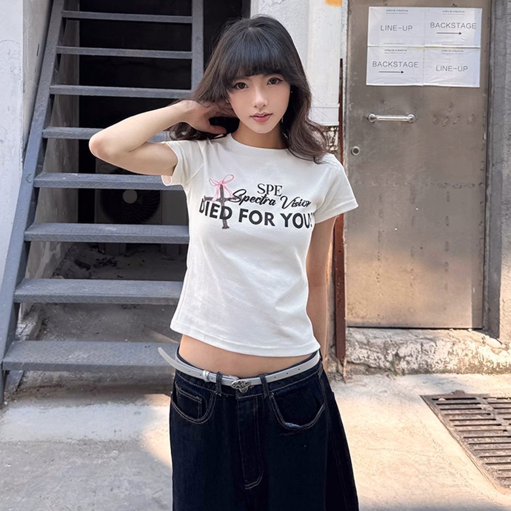 DaaLaa Store เสื้อยืดผู้หญิง Slim Fit Baby Tee เสื้อยืดส่วนบุคคล Y2K Bow Letter พิมพ์ A52059