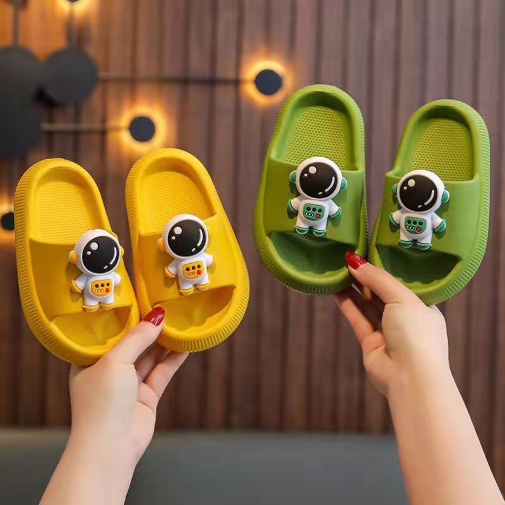 รองเท้าแตะเด็กฤดูร้อนใหม่น่ารักการ์ตูนนักบินอวกาศ 1 7 ปีห้องน้ําอาบน้ํานุ่ม soled รองเท้าเด็กสําหรับ