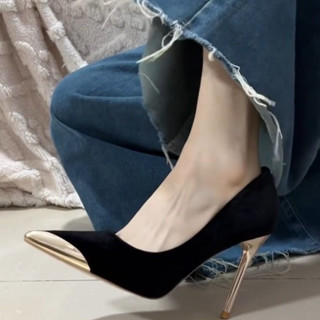 🌈🌈โลหะปลายแหลมผู้หญิงออกแบบความรู้สึก 2025 ใหม่สีดำรองเท้าส้…