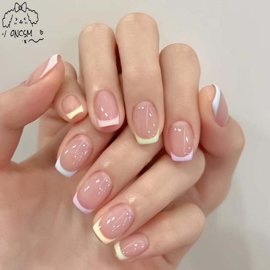 เล็บปลอมทรงสี่เหลี่ยมสีชมพูอ่อนโยนพร้อมปลายฝรั่งเศสพร้อมเล็บขอบธรรมชาติและเรียบสําหรับเล็บมือตกแต่ง ทําเอง – โปรปัง