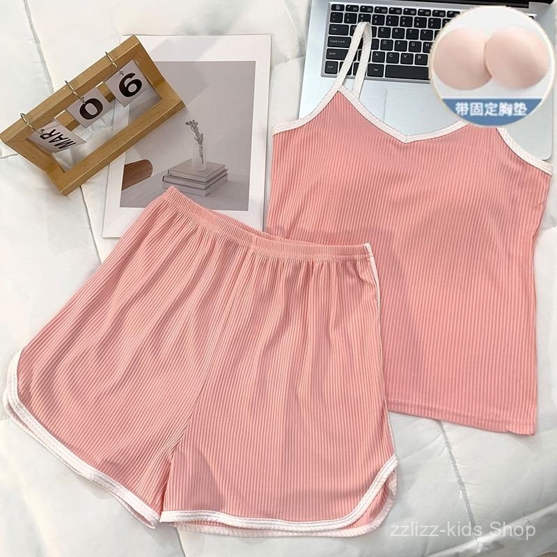 ชุดนอนฤดูร้อนผู้หญิง สีพื้น สายรัดแบบริบ ชุดสายเดี่ยวพร้อมแผ่นรองหน้าอก กางเกงขาสั้น แบบหลวม เหมาะสำหรับใส่เป็นชุดลำลอง