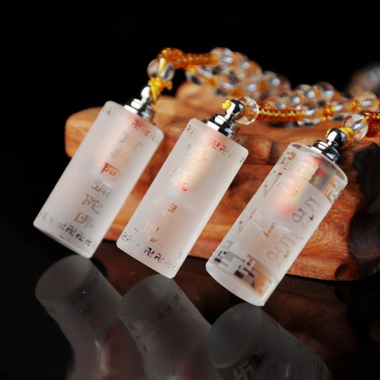 คริสตัลสีขาวเสาสร้อยคอแก้ว Bonding Swastika หกตัวอักษร Mantra เสื้อกันหนาว Frosted Nanwu Amitabha จี