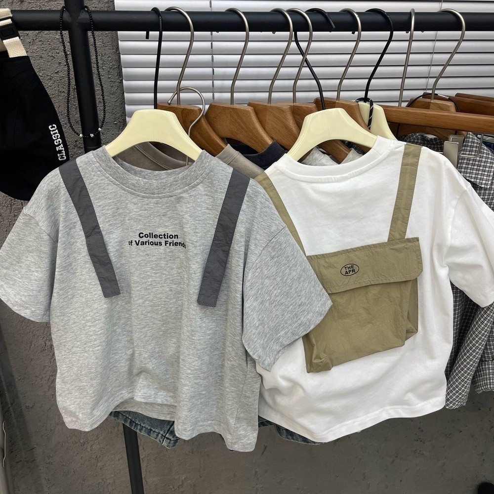 ฤดูร้อน เสื้อยืดแขนสั้นเด็กชายใหม่ สไตล์เด็กพิมพ์ตัวอักษร แพทช์เวิร์ค กระเป๋าใหญ่ เสื้อผ้าเด็ก