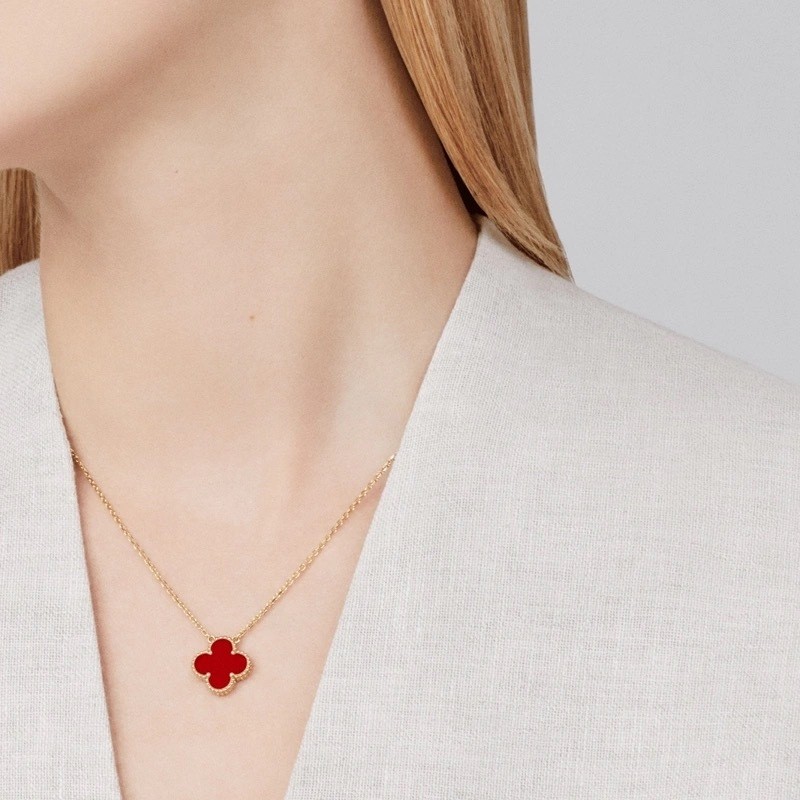 สร้อยคอลายโคลเวอร์สี่ใบ 18K Gold Ruby จาก Van Cleef Arpels Collection Alhambra Series