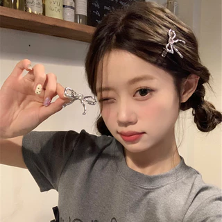 โบว์โลหะน่ารักฝังด้วยกิ๊บรักสําหรับสาวเรียบคลิปขอบผมหักคลิปสีเงินสไตล์เกาหลี