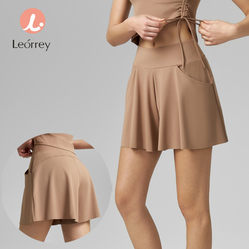 Leorrey-กระโปรงเทนนิสขาสั้นมีกระเป๋า กระโปรงสปอร์ตสีพื้น 2 ใน 1 กระโปรงระบายอากาศ