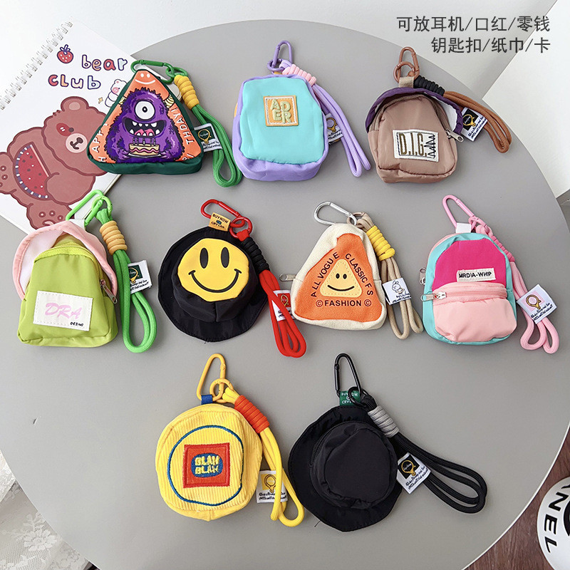 กระเป๋ารูปสามเหลี่ยมสำหรับเหรียญและหูฟัง พร้อมดีไซน์สร้างสรรค์