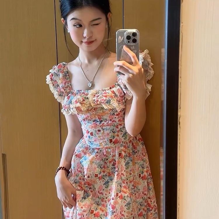 ชุดเกาหลีสวมใส่วันหยุดฤดูร้อน 2025 ดอกไม้หักคอตุ๊กตาฝรั่งเศสใหม่สีน้ำมันเพรียวบางปิดเอวแสดงผอมแต่งตัวฤดูร้อนบริสุทธิ์ปรารถนาลมกระโปรง
