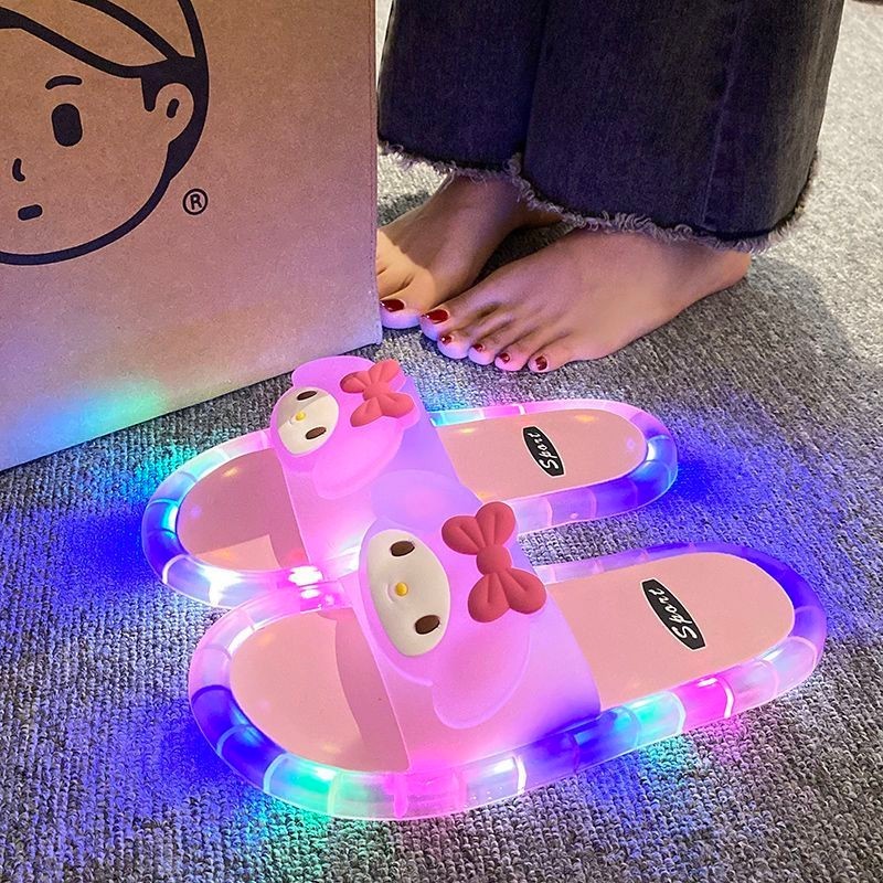 2024 Influencer Luminous รองเท้าแตะผู้หญิงสวมใส่ด้านนอกฤดูร้อน Super Hot ไฟ LED น่ารัก Sanrio Cool รองเท้าแตะ