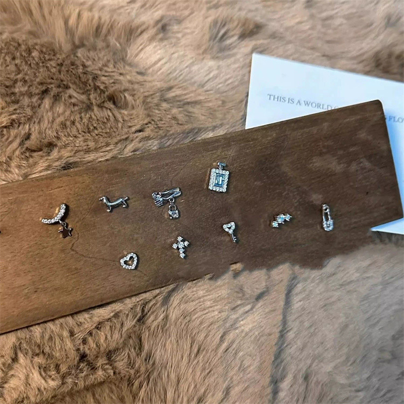 ผู้หญิงน่ารักข้ามสุนัข Earbone ต่างหู Rhinestone Key Heart