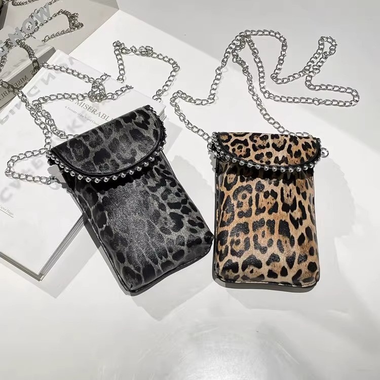 Miss_J พร้อมส่งจากกทม🎀กระเป๋าโทรศัพท์สี่เหลี่ยมลายเสือดาว สายโซ่ ฝาปิดแม่เหล็ก สะพายเดี่ยว/สะพายเฉียง ใช้งานได้หลากหลาย