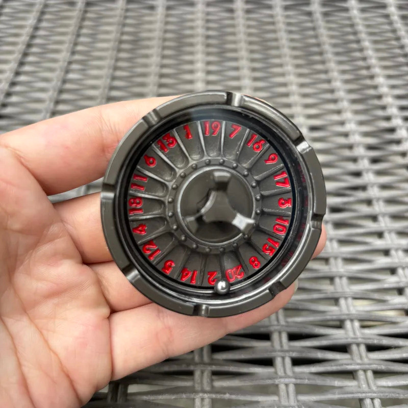 ลูกเต๋าโลหะแบบหมุนสำหรับเกม Dungeons and Dragons