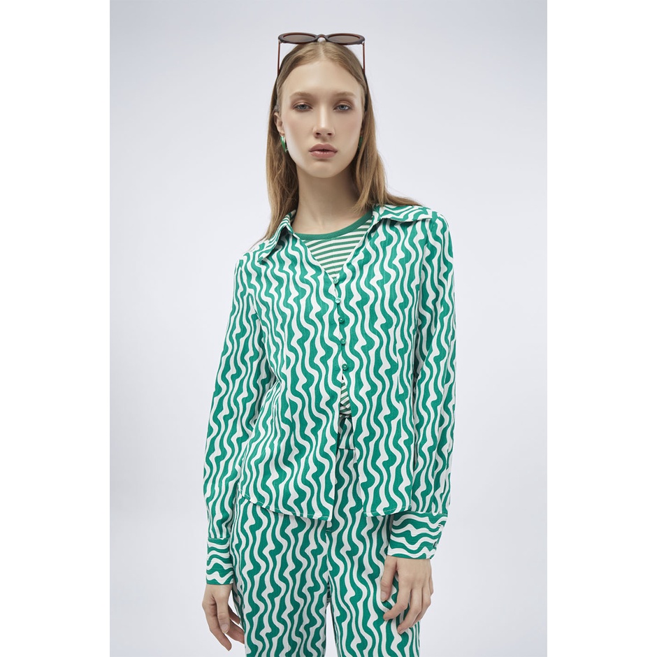 f.fashion เสื้อเชิ้ตแขนยาวลายแอ็บสแตรก ผู้หญิง สีเขียว | Abstract Animal Print Shirt | 06068