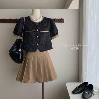 Y.JIA STUDIO  🇰🇷🇰🇷 : set 2 pcs. เสื้อคอกลมแขนสั้น ผ้าทวิต + กระโปรงอัดพีทซิปข้าง งานมีซับใน
