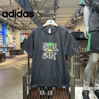 Adidas ของแท้ 100% เสื้อยืดคอกลม แขนห้าส่วน พิมพ์ลายกราฟฟิติ ใส่สบาย สไตล์สปอร์ต คลาสสิก สําหรับผู้ชาย IP1765