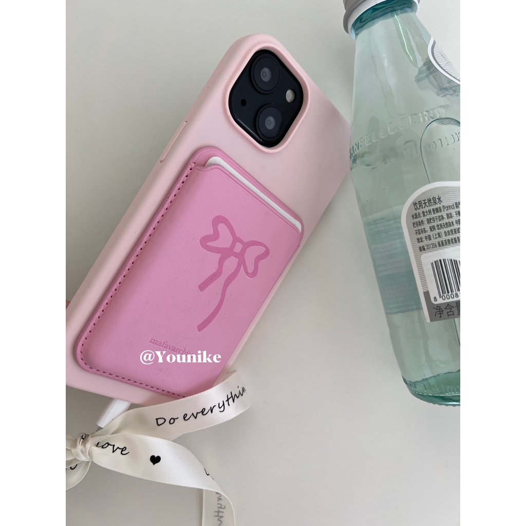 Ins บล็อกเกอร์สไตล์เดียวกันซิลิโคนเหลว Cherry Blossom สีชมพูแม่เหล็กโบว์ผู้ถือบัตรสาวน่ารัก 17pro เหมาะสําหรับ iphone13pro/14promax Apple 11/12/14 เคสโทรศัพท์ 15/16plus เคสป้องกัน AIR