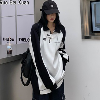 Ruo Bei Xuan เสื้อสเว็ตเตอร์ผ้าทอลายทแยงสีดำและสีขาวตัดกันใหม่สำหรับผู้หญิง เสื้อกันหนาวมีซิปแบบตีนตุ๊กแก ประกบด้านบนคอปกโปโล