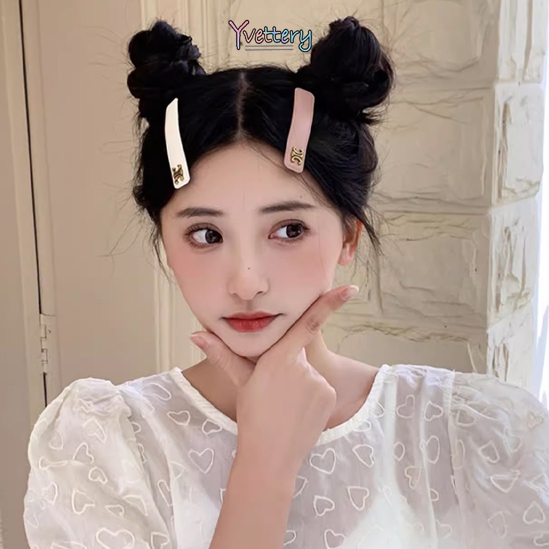 Y❤️เวอร์ชั่นเกาหลี ใหม่ สไตล์ย้อนยุค หนัง ตัวอักษร แบน กิ๊บ อารมณ์ เรียบง่าย เข้ากับทุกการแต่งกาย หน้าผาก แตก