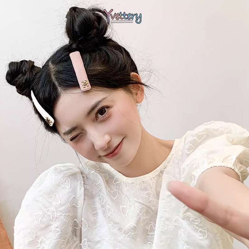 Y❤️เวอร์ชั่นเกาหลี ใหม่ สไตล์ย้อนยุค หนัง ตัวอักษร แบน กิ๊บ อารมณ์ เรียบง่าย เข้ากับทุกการแต่งกาย หน้าผาก แตก - รูปที่ 3