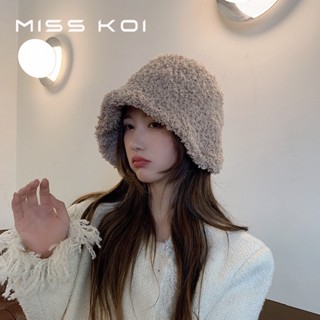 Misskoi [พร้อมส่ง] หมวกบักเก็ต ผ้าขนแกะนิ่ม ป้องกันหู ขนเฟอร์ ขนเฟอร์ ขนแกะ หน้า หลังยาว ทรงบักเก็ต สําหรับผู้หญิง