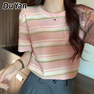 Du Yan เสื้อยืดแขนสั้น เปิดไหล่ ทรงหลวม ลายทาง สามมิติ แฟชั่นฤดูร้อน สําหรับผู้หญิง