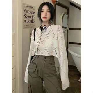 เสื้อถักไหมพรมคอกลมแขนยาวทรงครอปสั้นเท่ๆ