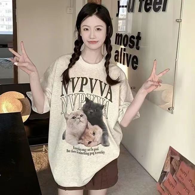 เสื้อยืดแขนสั้น ทรงหลวม พิมพ์ลายการ์ตูนแมวสามตัว สีเทาอ่อน เรียบง่าย แฟชั่นฤดูร้อน สไตล์คู่รัก 2023 ไซซ์ 3XL