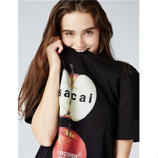 Sacai เสื้อยืดลําลอง แขนสั้น คอกลม พิมพ์ลายตัวอักษร แอปเปิ้ล คลาสสิก ทรงหลวม เข้ากับทุกการแต่งกาย สําหรับผู้ชาย ผู้หญิง