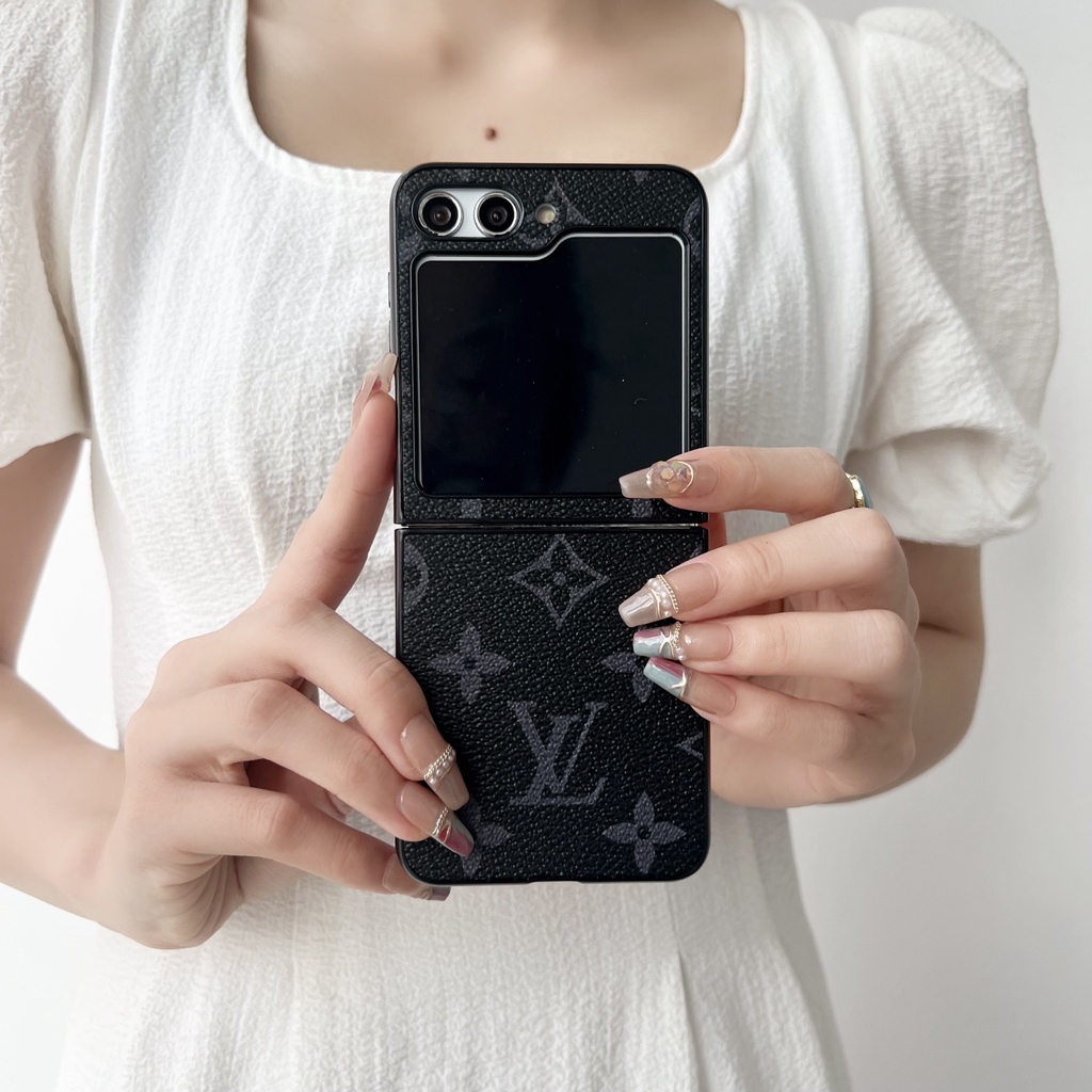 เคสโทรศัพท์มือถือหนัง PU กันกระแทก ลายโลโก้แบรนด์ สไตล์คลาสสิกเรโทร สําหรับ Samsung Galaxy Z Flip 5 