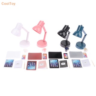 Cooltoy ชุดโมเดลโต๊ะเขียนหนังสือ แท็บเล็ต โทรศัพท์ ขนาดมินิ 1:12 อุปกรณ์เสริม สําหรับตกแต่งบ้านตุ๊กตา บ้านตุ๊กตา