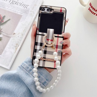 เคสโทรศัพท์มือถือ ป้องกัน แบบพับได้ ลายหมากรุก ประดับไข่มุก พร้อมขาตั้ง และสายคล้อง สําหรับ Samsung Galaxy Z Flip 1 2 3 4 5 Z Flip 5