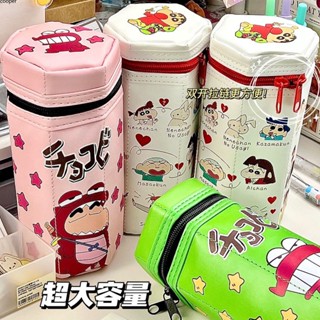 【ในการจัดส่ง】 Crayon Shin-chan กล่องดินสอแบบมีซิปหกเหลี่ยมแบบตั้งได้สร้างสรรค์การ์ตูนน่ารักกระเป๋าเครื่องเขียน Pu ความจุขนาดใหญ่