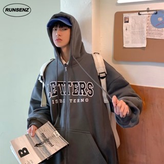 เสื้อคาร์ดิแกน เสื้อกันหนาว มีฮู้ด ทรงหลวม แต่งซิป พิมพ์ลายตัวอักษร พลัสไซซ์ สําหรับผู้ชาย ไซซ์ M - 8XL