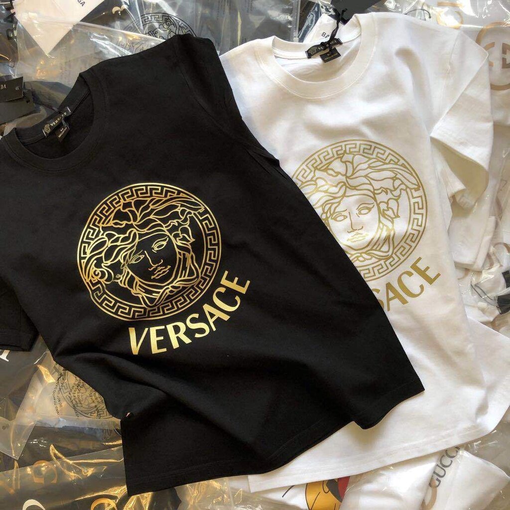 【แขนสั้นยอดนิยม】 เสื้อยืดแขนสั้น คอกลม ผ้าฝ้ายแท้ พิมพ์ลาย Versace label 2 สไตล์ใหม่ สําหรับผู้ชาย แ