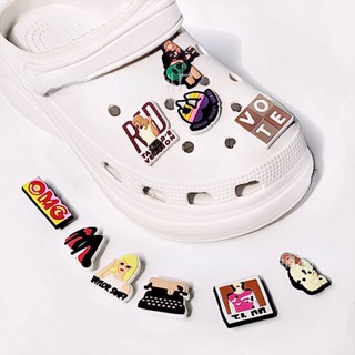 การ์ตูน Taylor Swift Croc Charms อัลบั้มสีแดง Jibits สําหรับ Croc Pin ยอดนิยม Jibitz Charm อัลบั้มสีแดง Jibbits Crocks สําหรับผู้ชาย อุปกรณ์เสริมตกแต่งรองเท้า