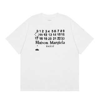 Maison Margiela - ใหม่! เสื้อแขนสั้น พิมพ์ลายโลโก้ตัวเลข Fuzzy แฟชั่นสําหรับผู้ชาย และผู้หญิง