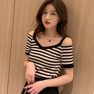 เสื้อยืด ลายทาง เข้ารูป ฤดูร้อน ใหม่ สลิมมิ่ง และไหล่ กลวง ด้านบน สําหรับผู้หญิง