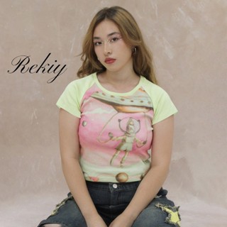 Rekiy ใหม่ เสื้อครอปท็อป เปิดไหล่ พิมพ์ลายการ์ตูนหมีน้อย สีตัดกัน สําหรับผู้หญิง 2023