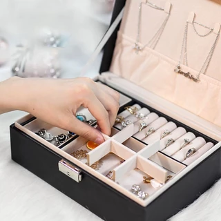 Allieuka กล่องเครื่องประดับ ที่เก็บต่างหู ถาด2ชั้น กล่องใส่เครื่องประดับที่เก็บต่างหู กันน้ำและกันฝุ่น ความจุขนาดใหญ่