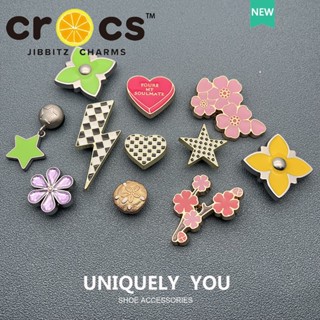 jibbitz crocs แท้ ตัวติดรองเท้า หัวเข็มขัดโลหะ รูปดอกไม้ ประดับเพชร สําหรับตกแต่งรองเท้า crocs DIY