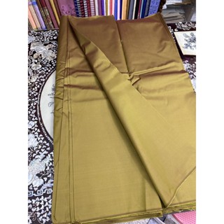 ผ้าไหมสีพื้น สำหรับพระสงฆ์ ไหมแท้ เนื้อเรียบ รุ่นเพชร สีเหลืองไพร รหัส C-ST0923663