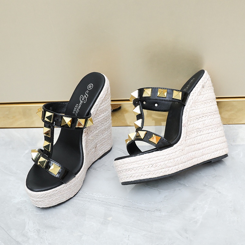 Rivet Studded Wedge Slipper ผู้หญิง 14 ซม.รองเท้าส้นสูงแพลตฟอร์มรองเท้าแตะ