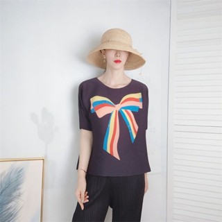 Miyake ใหม่ เสื้อยืดลําลอง แขนสั้น ทรงหลวม แต่งจับจีบ พิมพ์ลายโบว์ แฟชั่นฤดูใบไม้ผลิ สําหรับสตรี 2023