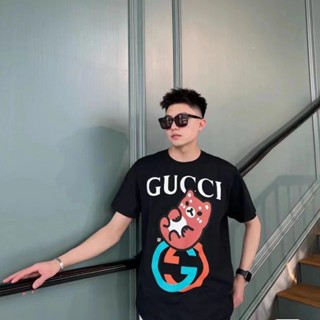 Gu66cc - สไตล์อินเทรนด์! เสื้อคอกลม แขนสั้น พิมพ์ลายโลโก้ตัวอักษร และหมี สวยงาม สําหรับผู้ชาย และผู้หญิง Yerw