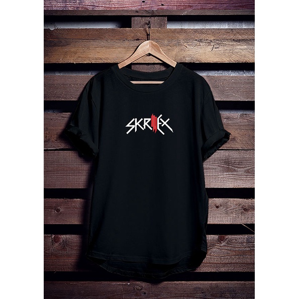 เสื้อยืดผ้าฝ้าย เสื้อยืด พิมพ์ลายวงร็อควงร็อค Skrillex Hard Music Distro สําหรับผู้ชาย และผู้หญิงS-5
