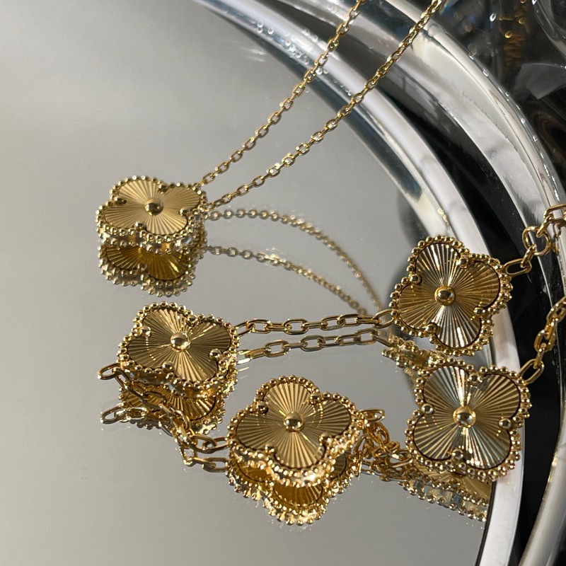 ชุดสร้อยคอ สร้อยข้อมือ แหวน ไทเทเนียม ทอง 18K จี้ใบโคลเวอร์สี่แฉก ลายดอกไม้ สี่แฉก เหมาะกับของขวัญ แฟชั่นสําหรับผู้หญิง