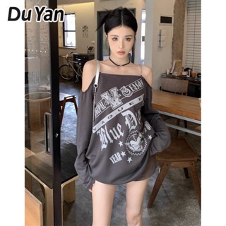 Du Yan เสื้อยืดแขนยาว เปิดไหล่ข้างเดียว พิมพ์ลายตัวอักษร ทรงหลวม แฟชั่นฤดูร้อน สําหรับผู้หญิง