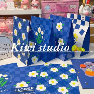 Kiwistudio 【แพ็คละ 50 ชิ้น】INS wind Klein ถุงกระดาษ ลายดอกไม้น่ารัก สีฟ้า สําหรับใส่ของขวัญ 1HCYK203