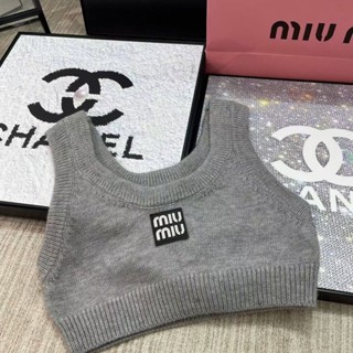Miu MIU เสื้อกั๊กสั้น สามมิติ ทรงสี่เหลี่ยม ขนาดเล็ก ออกแบบดี เหมาะกับฤดูใบไม้ร่วง อุปกรณ์เสริม สําหรับเย็บผ้า